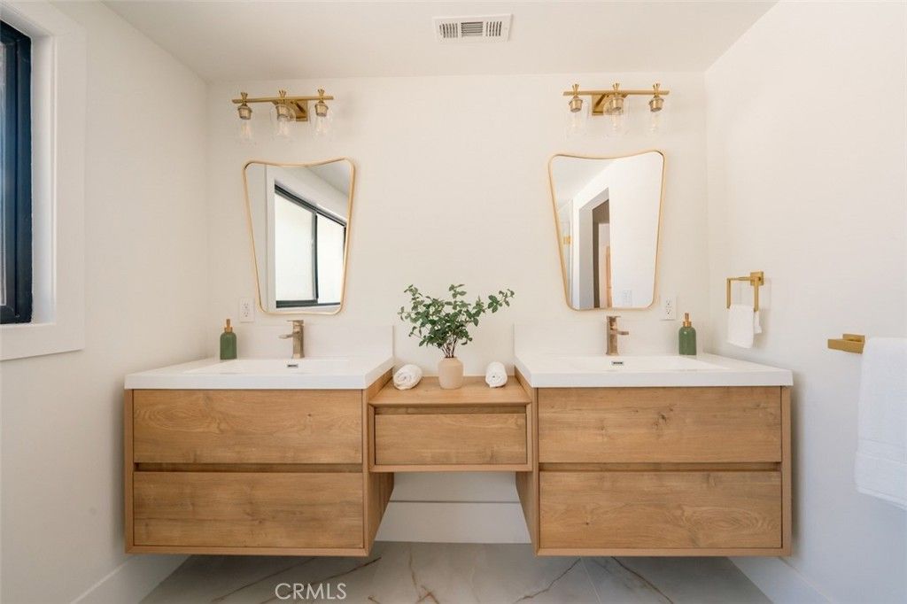 Image 26 of property listing at 17601 McCormick Street, Encino, CA 91316