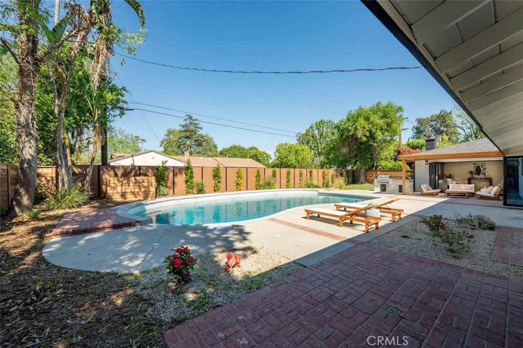 Image 28 of property listing at 17601 McCormick Street, Encino, CA 91316