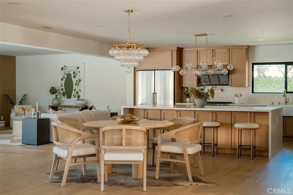 Image 3 of property listing at 17601 McCormick Street, Encino, CA 91316
