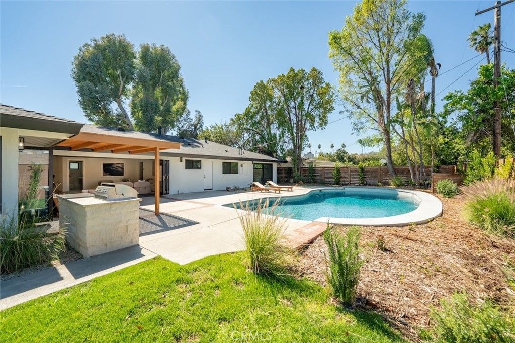 Image 31 of property listing at 17601 McCormick Street, Encino, CA 91316