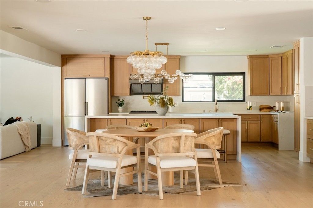 Image 4 of property listing at 17601 McCormick Street, Encino, CA 91316