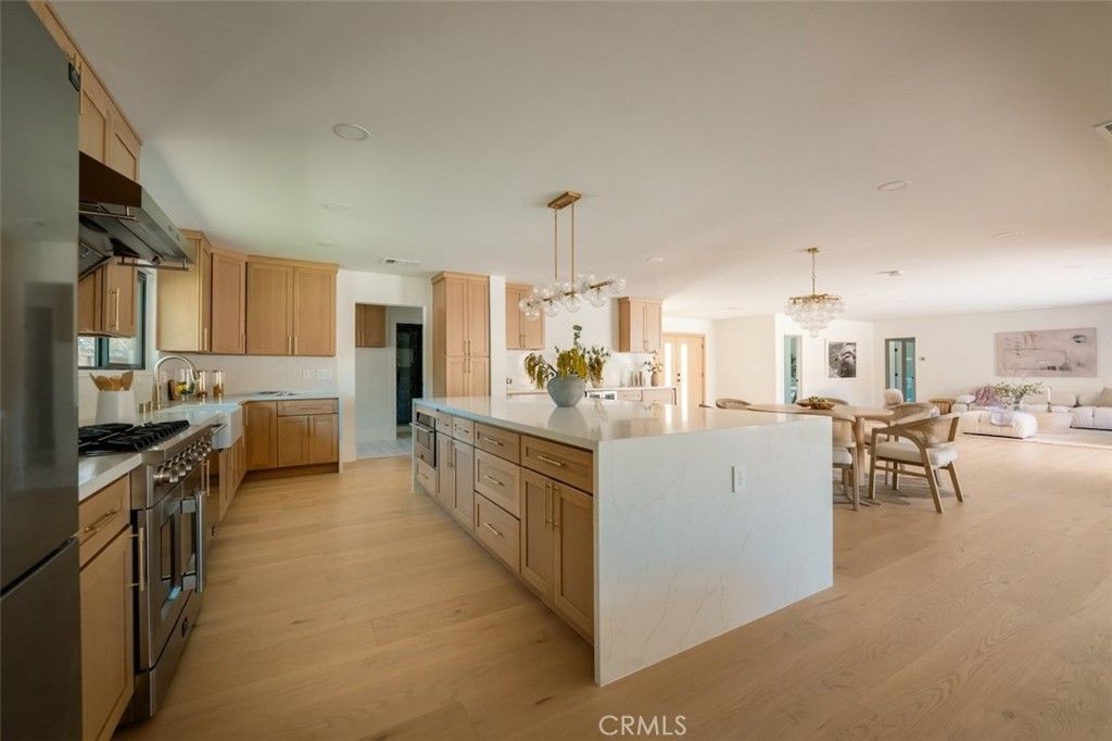 Image 7 of property listing at 17601 McCormick Street, Encino, CA 91316