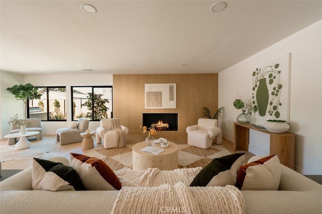 Image 8 of property listing at 17601 McCormick Street, Encino, CA 91316