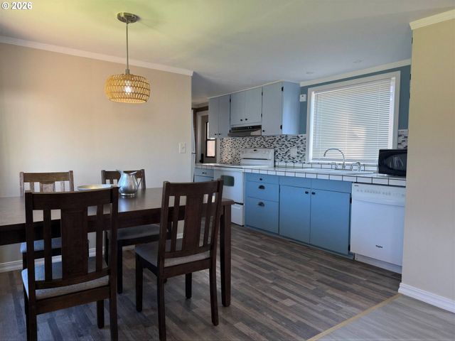 232 Ne OHIO Ave, Bandon, OR 97411