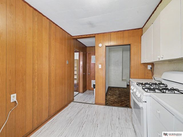 5621 Lake Street, Omaha, NE 68104