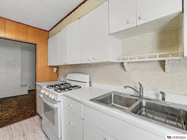 5621 Lake Street, Omaha, NE 68104