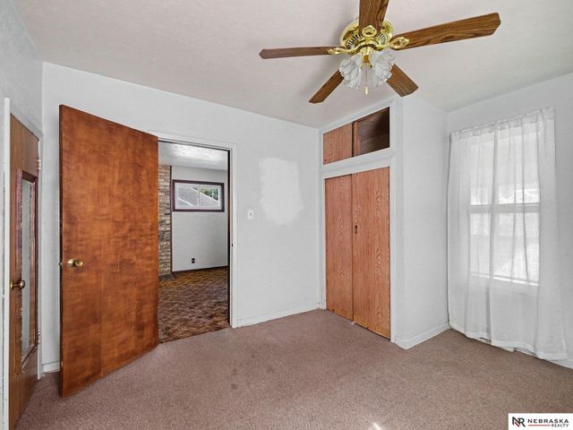 5621 Lake Street, Omaha, NE 68104