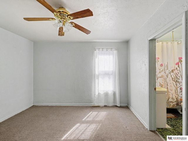 5621 Lake Street, Omaha, NE 68104