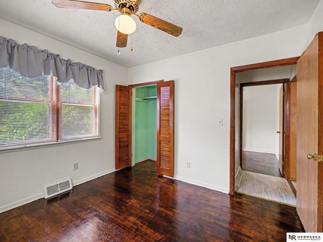 5621 Lake Street, Omaha, NE 68104