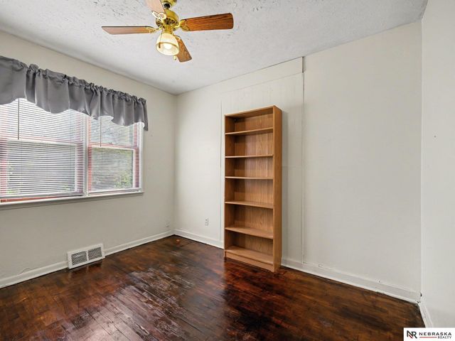 5621 Lake Street, Omaha, NE 68104
