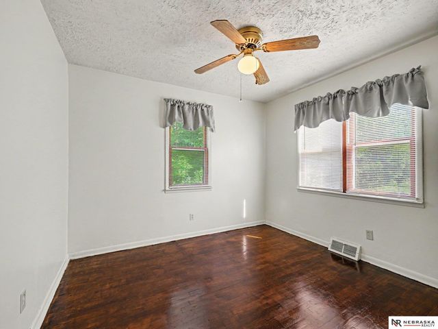 5621 Lake Street, Omaha, NE 68104