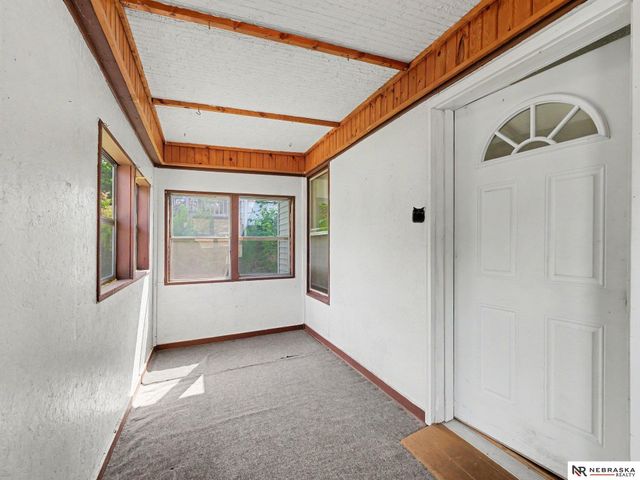5621 Lake Street, Omaha, NE 68104