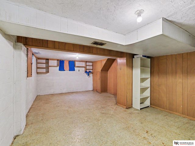 5621 Lake Street, Omaha, NE 68104