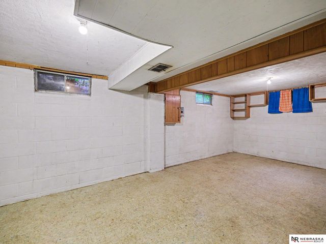 5621 Lake Street, Omaha, NE 68104