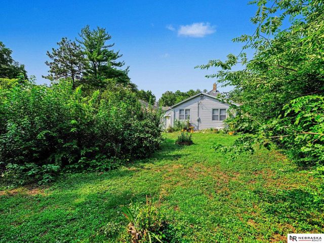 5621 Lake Street, Omaha, NE 68104