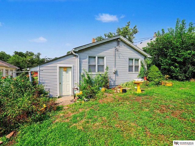 5621 Lake Street, Omaha, NE 68104