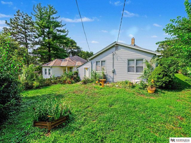 5621 Lake Street, Omaha, NE 68104