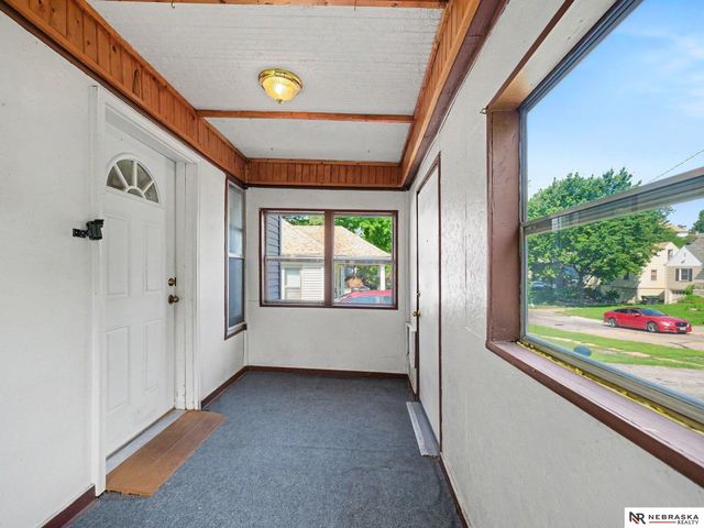5621 Lake Street, Omaha, NE 68104