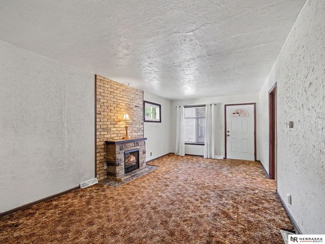 5621 Lake Street, Omaha, NE 68104