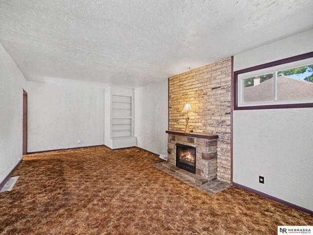 5621 Lake Street, Omaha, NE 68104