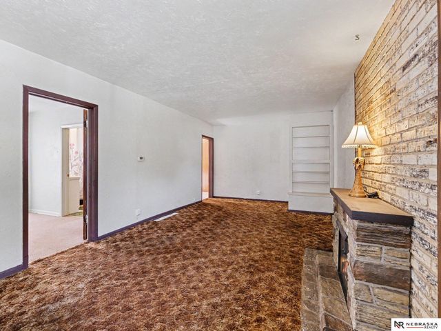 5621 Lake Street, Omaha, NE 68104