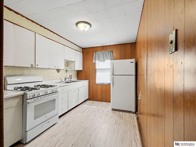 5621 Lake Street, Omaha, NE 68104