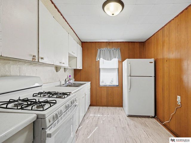5621 Lake Street, Omaha, NE 68104