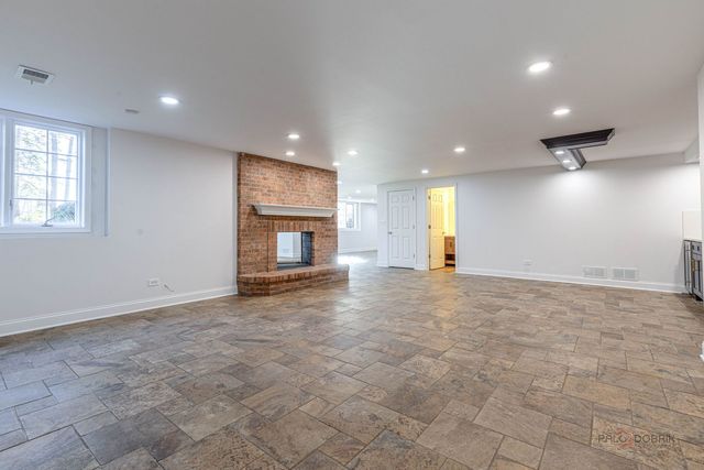 12 RIDERWOOD Road, North Barrington, IL 60010