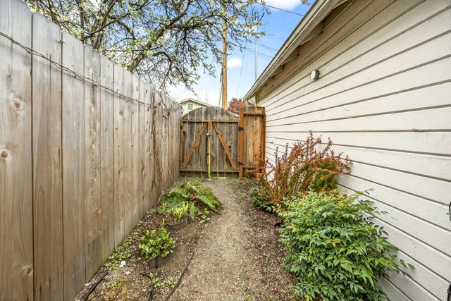 131 4th Street, Ashland, OR 97520