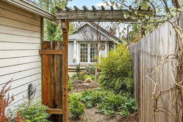 131 4th Street, Ashland, OR 97520