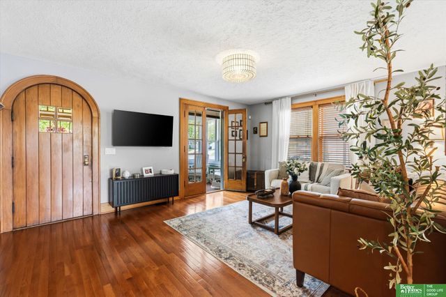 4657 Woolworth Avenue, Omaha, NE 68106