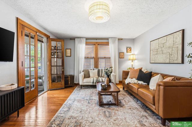 4657 Woolworth Avenue, Omaha, NE 68106