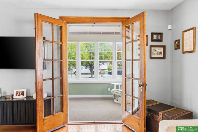 4657 Woolworth Avenue, Omaha, NE 68106