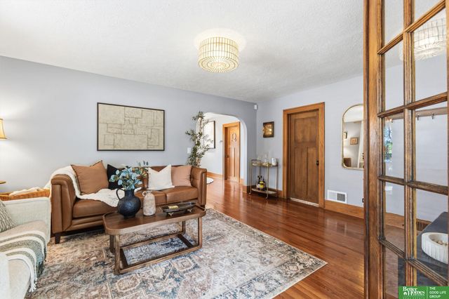 4657 Woolworth Avenue, Omaha, NE 68106