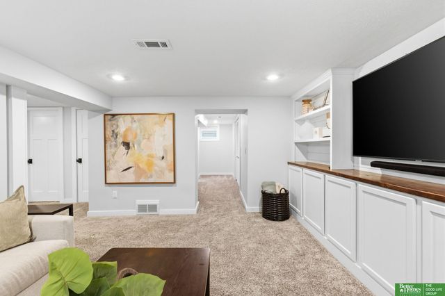 4657 Woolworth Avenue, Omaha, NE 68106