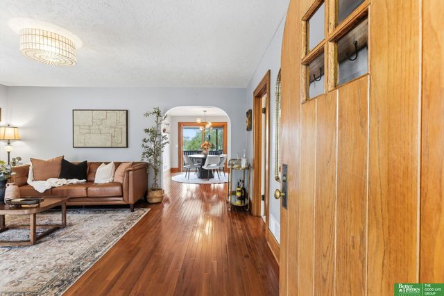 4657 Woolworth Avenue, Omaha, NE 68106