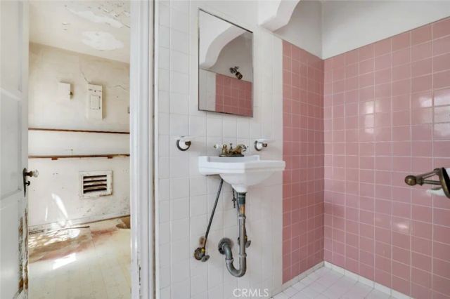 2320 Greenfield Avenue, Los Angeles, CA 90064