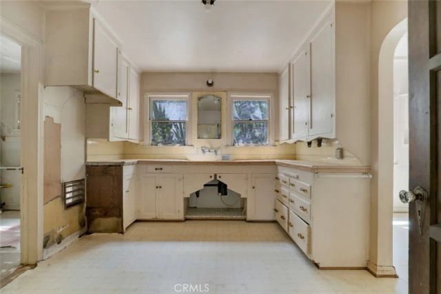 2320 Greenfield Avenue, Los Angeles, CA 90064