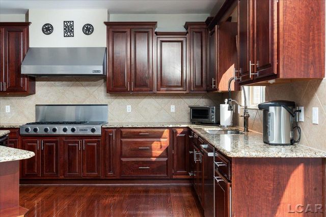 13000 Riviera Court, South Lyon, MI 48178