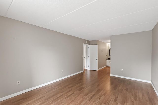 10501 Cedar Lake Road 318, Minnetonka, MN 55305