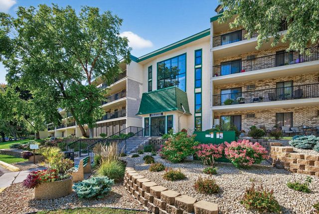 10501 Cedar Lake Road 318, Minnetonka, MN 55305