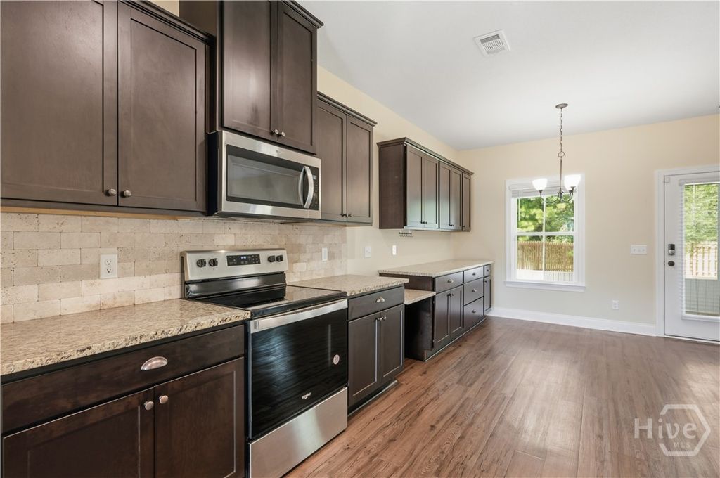 Image 4 of property listing at 191 Laguna Way, Savannah, GA 31405