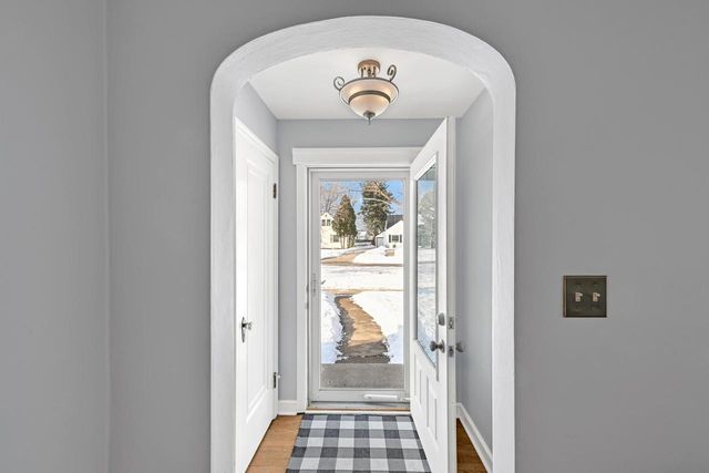 320 S Honey Creek DRIVE, Milwaukee, WI 53214