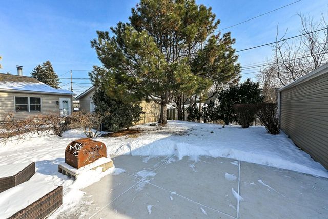 320 S Honey Creek DRIVE, Milwaukee, WI 53214