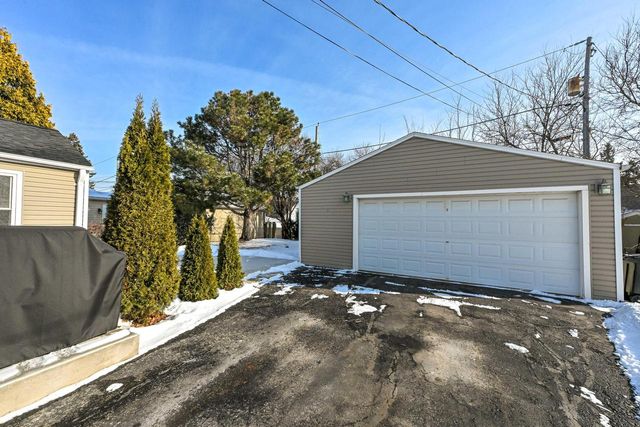 320 S Honey Creek DRIVE, Milwaukee, WI 53214