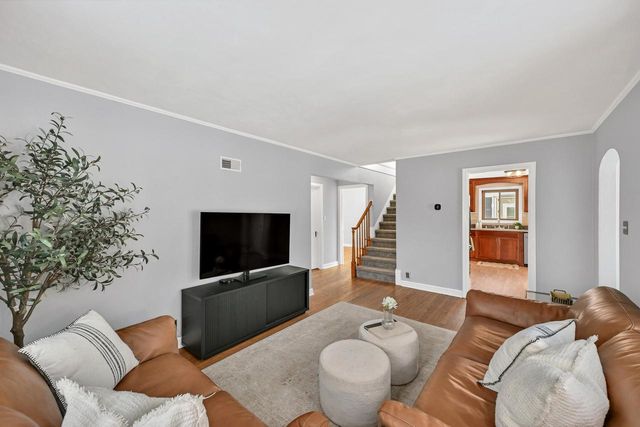 320 S Honey Creek DRIVE, Milwaukee, WI 53214