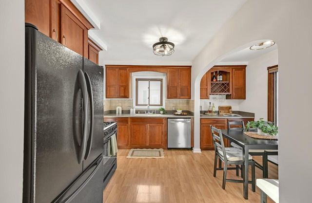 320 S Honey Creek DRIVE, Milwaukee, WI 53214