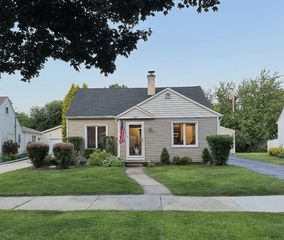 320 S Honey Creek DRIVE, Milwaukee, WI 53214