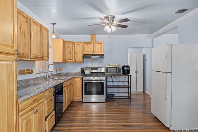 904 State Highway 173, Bandera, TX 78003