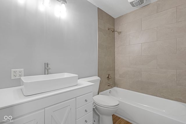 237 Creekway Court, Whiteland, IN 46184